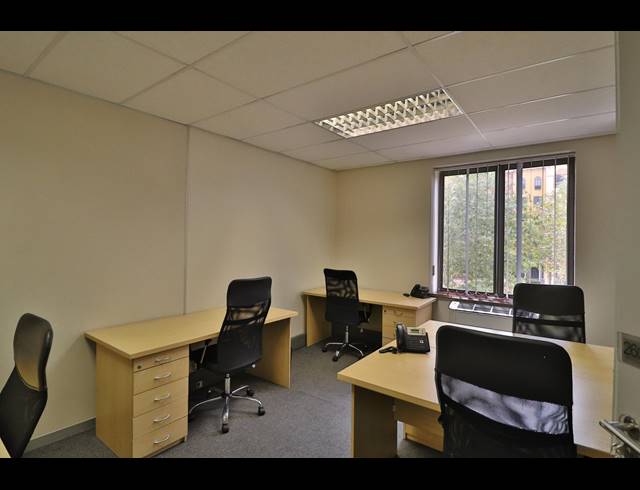 28M² SERVICED OFFICE TO LET IN FOURWAYS